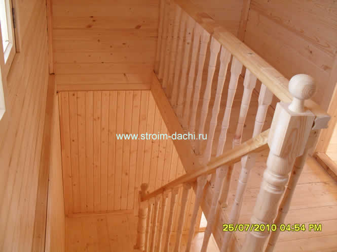 лестница с деревянными балясинами в дачном доме