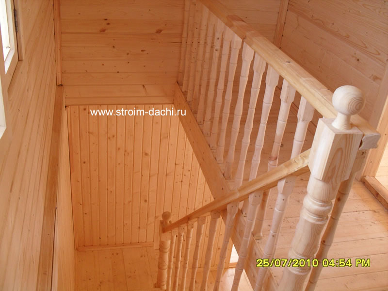 Лестница из дерева сделана из сосны для дачного дома из бруса.